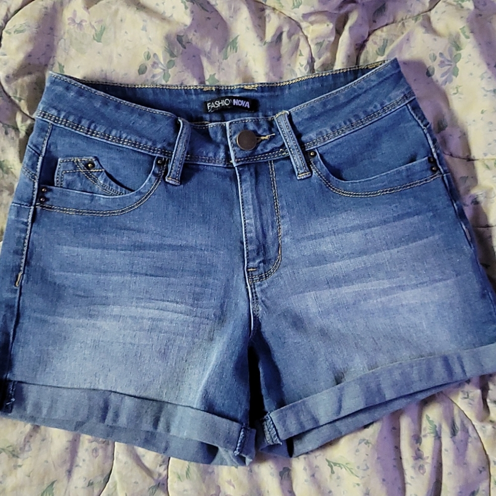Fashion nova shorts size 5